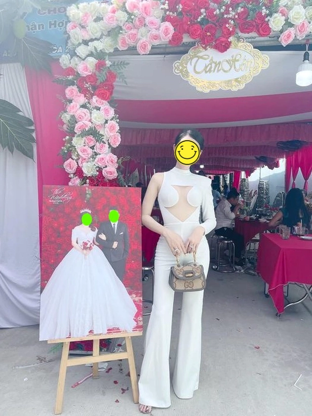 Góc chụp phía sau lưng của cô gái mặc váy lưới đi ăn cưới