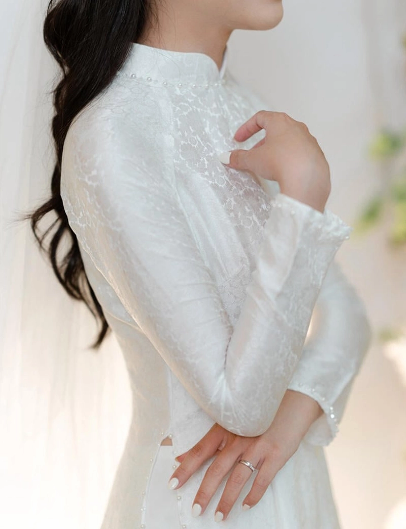 Góc nghiêng thần thánh của cô gái mặc áo dài trắng cổ cao