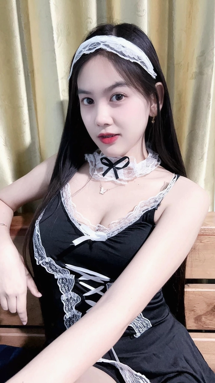 Góc nghiêng thần thánh của cô gái trong bộ đồ cosplay hầu gái siêu cuốn hút