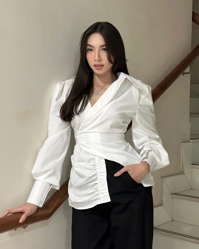 Góc nghiêng thần thánh của người đẹp trong trang phục sơ mi tinh khôi
