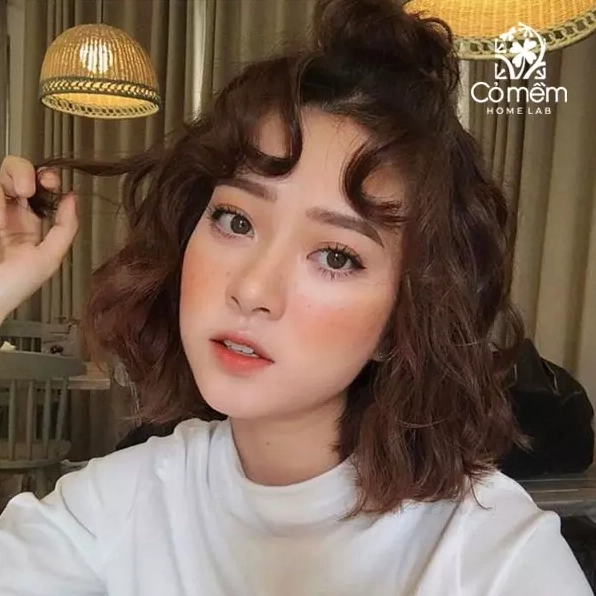 Góc nghiêng xuất thần của thiếu nữ có mái tóc cắt bằng gọn gàng