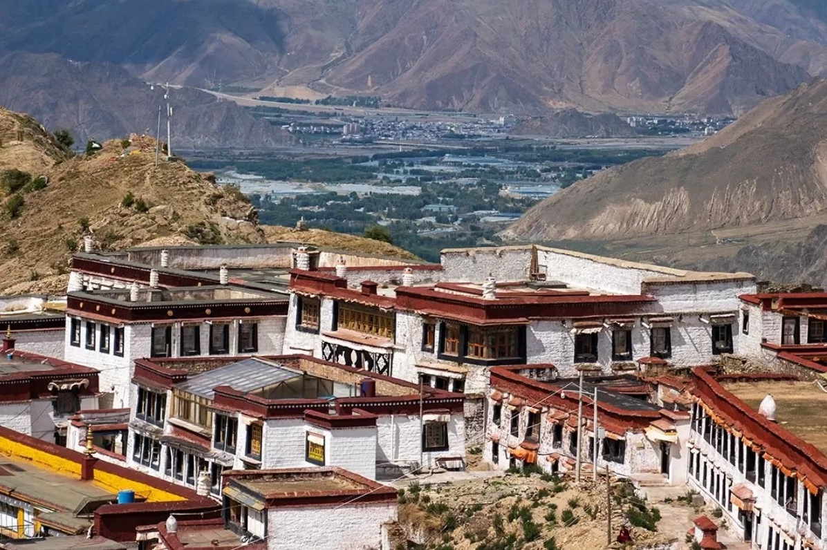 Góc nhìn bao quát Tu viện Ganden uy nghi hòa mình vào cảnh sắc thiên nhiên hùng vĩ