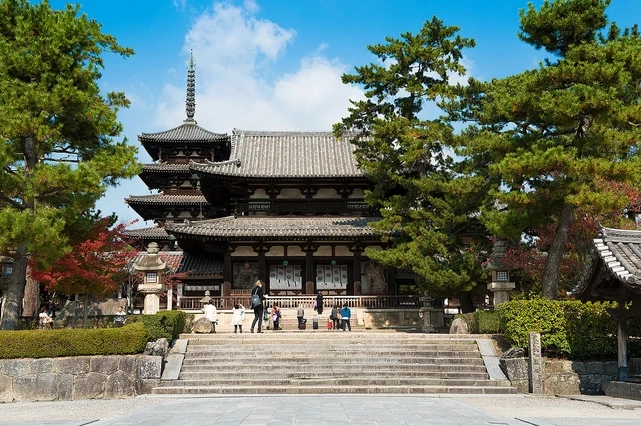 Góc nhìn cận cảnh nét kiến trúc cổ kính tại khuôn viên chùa Pháp Long thiêng liêng