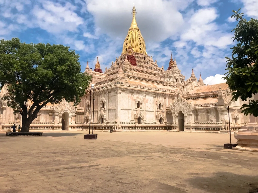 Góc nhìn chi tiết kiến trúc tháp nhọn của đền Ananda