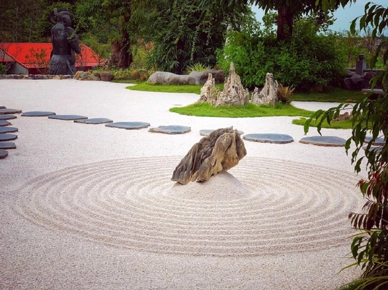 Góc nhìn kiến trúc độc đáo tại khuôn viên chùa Phi Lai