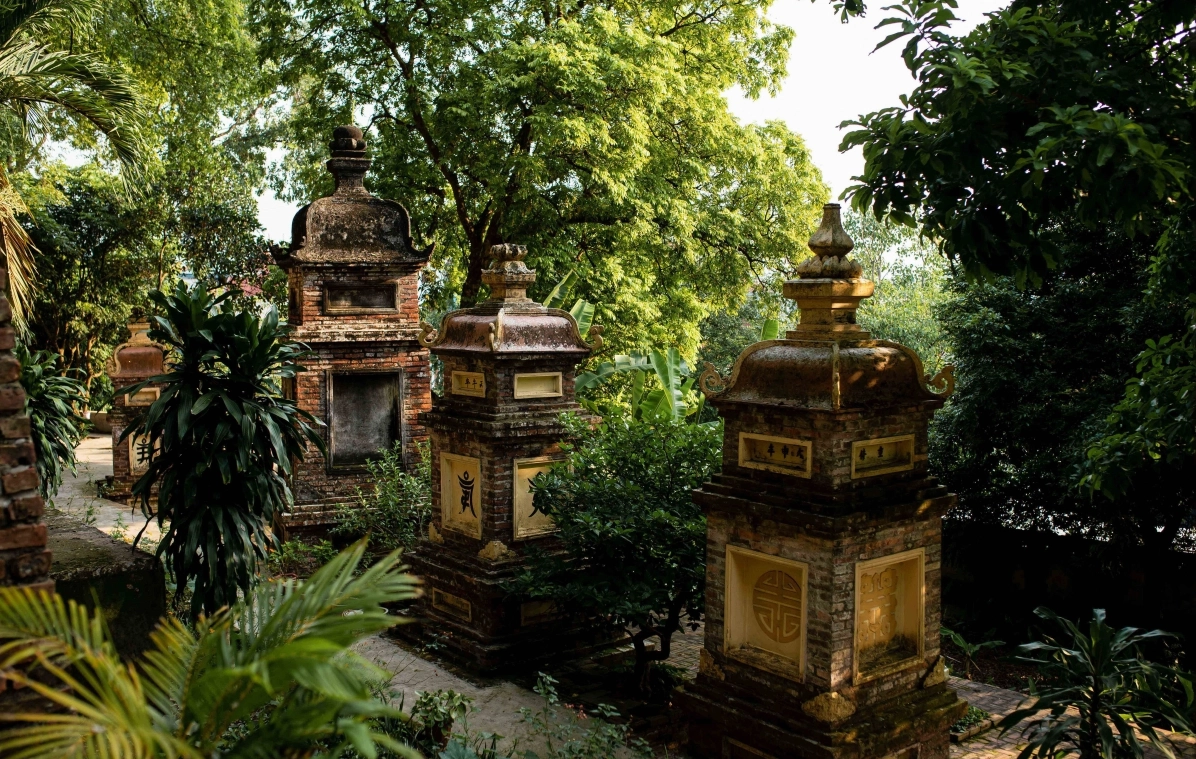 Góc nhìn tĩnh lặng tại khu vườn tháp cổ trong khuôn viên Chùa Tiêu