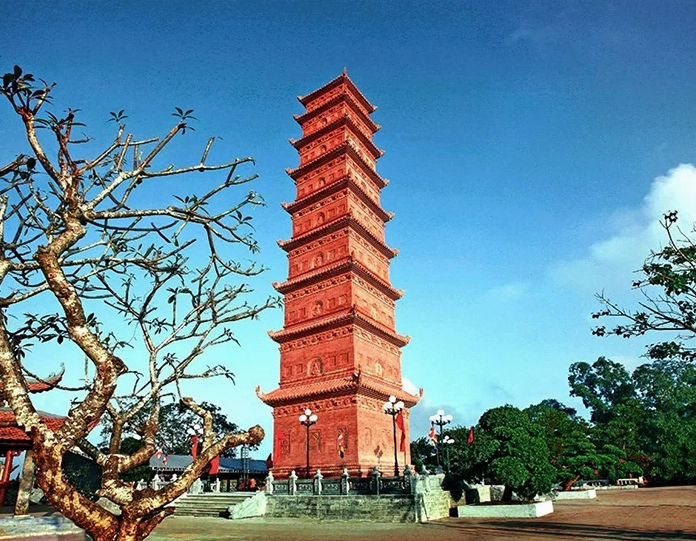 Góc nhìn từ dưới lên cho thấy sự đồ sộ và uy nghiêm của Tháp Tường Long