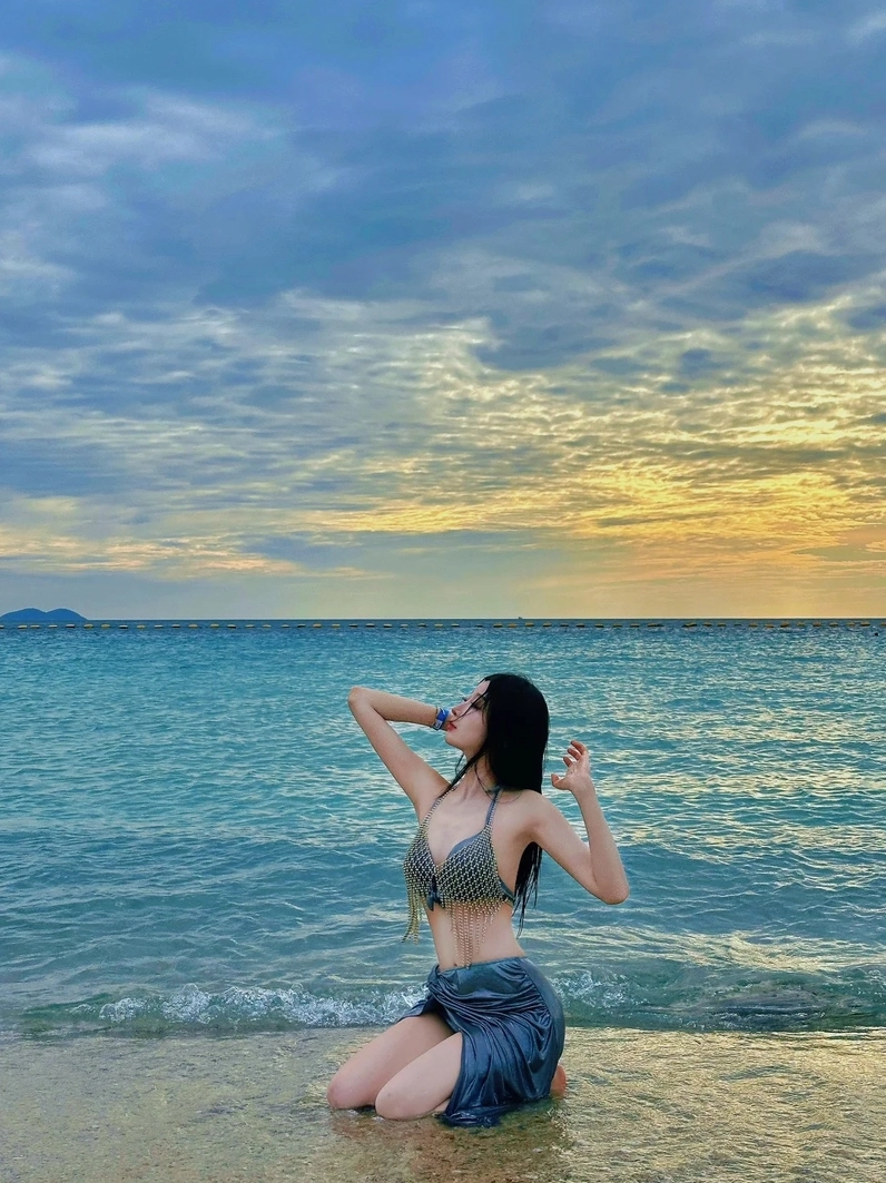 Gương mặt thanh tú và ba vòng chuẩn chỉnh của người đẹp khi diện bikini tối màu