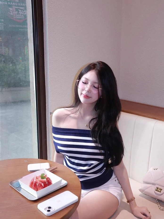 Gương mặt thanh tú và nụ cười nhẹ nhàng thu hút mọi ánh nhìn