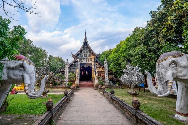 Hai bức tượng voi khổng lồ đứng uy nghiêm tại cổng vào khuôn viên thiền môn