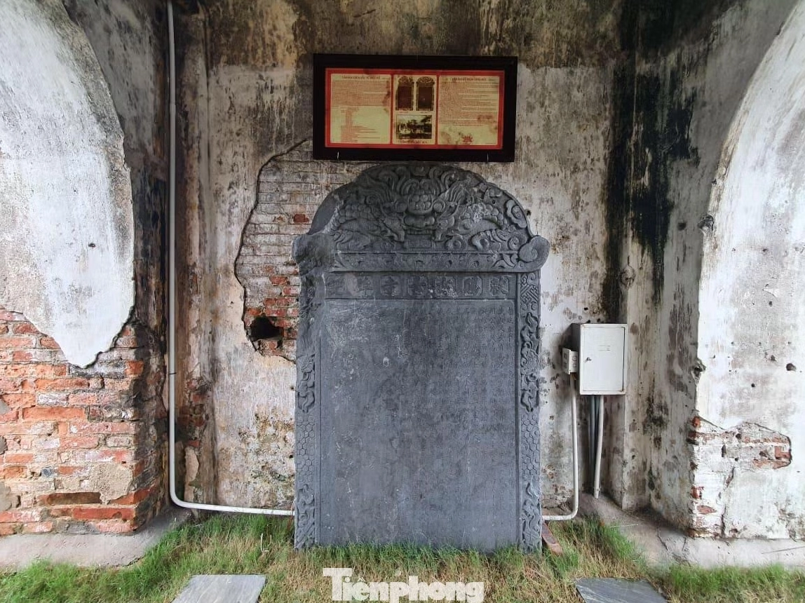 Hai tấm bia đá cổ khắc chữ Hán được bảo tồn bên trong tam quan