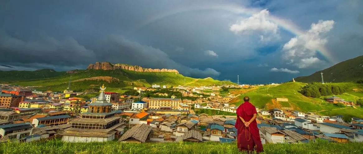 Hành lang chuyển luân kinh dài bất tận bao quanh Tu viện Labrang
