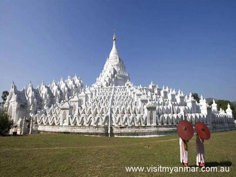 Hành lang uốn lượn tại Chùa Trắng Myatheindan thu hút ánh nhìn