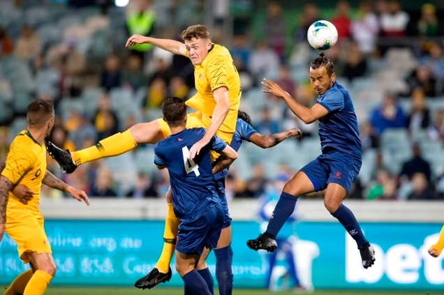 Harry Souttar ăn mừng bàn thắng ghi được bằng đầu từ một quả phạt góc