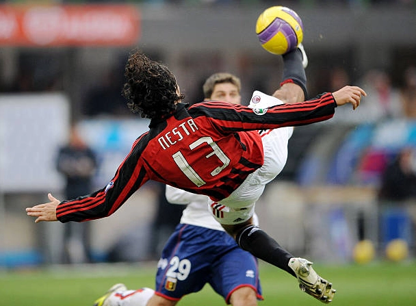 Hậu vệ Alessandro Nesta của AC Milan thực hiện cú đá xe đạp chổng ngược trong trận gặp Genoa
