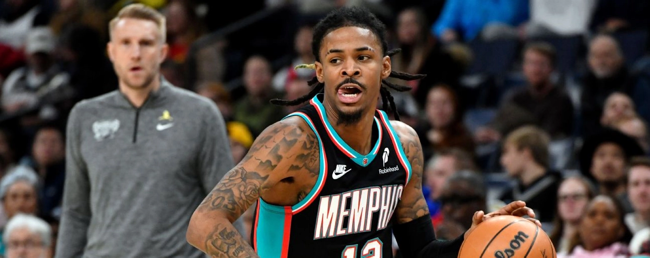 Hậu vệ Ja Morant đi bóng dưới sự quan sát của huấn luyện viên Tuomas Iisalo trong trận đấu gặp Philadelphia 76ers tháng 12 năm 2025