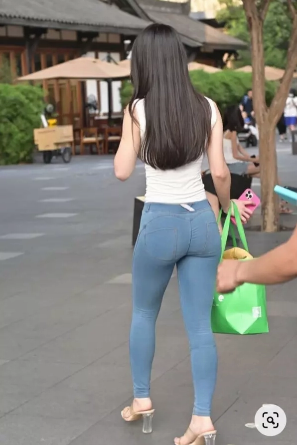 Hãy luôn tự tin thể hiện cá tính thời trang với những chiếc quần jean bó phù hợp