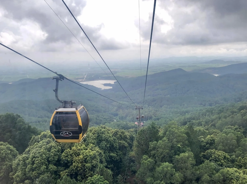 Hệ thống cáp treo hiện đại phục vụ du khách lên chùa Hương Tích