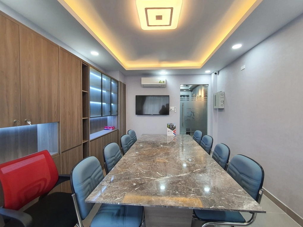 Hệ thống đèn chiếu sáng và đèn âm trần kết hợp màu sơn tạo điểm nhấn cho không gian