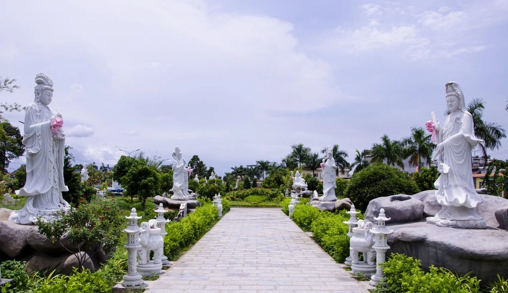 Hệ thống tượng Phật bằng đá được điêu khắc tinh xảo tại khuôn viên chùa