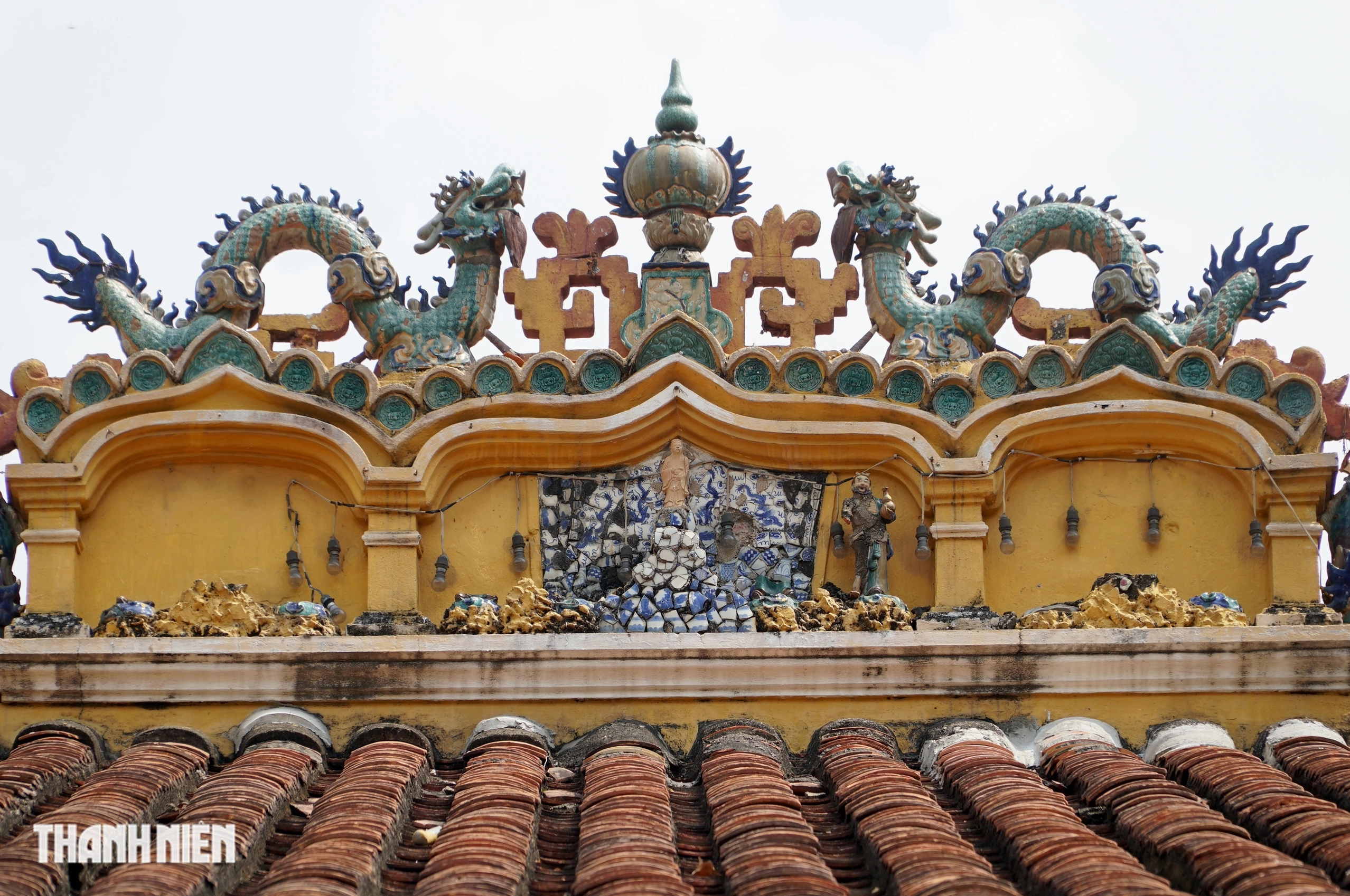 Hệ thống tượng Phật cổ được bài trí trang nghiêm tại không gian chánh điện của ngôi chùa