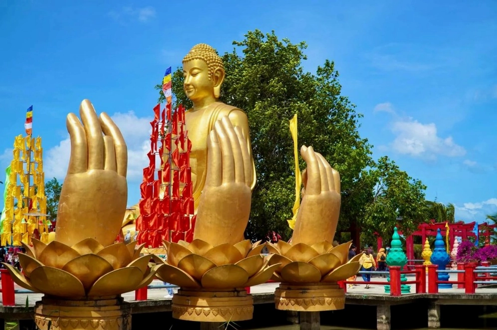 Hệ thống tượng Phật được đúc tạc trang nghiêm uy nghi bên trong khuôn viên chùa