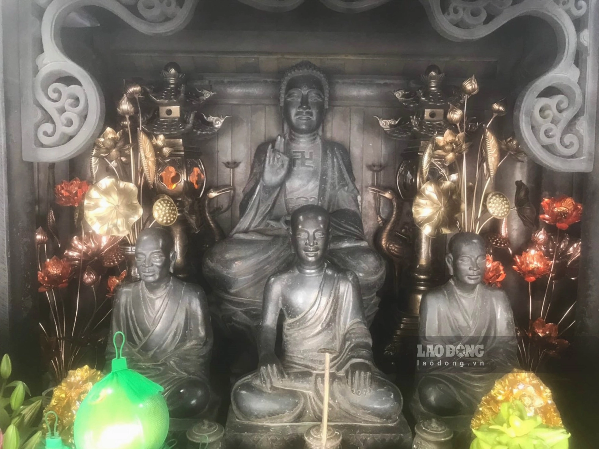 Hệ thống tượng Phật Thích Ca và ba pho tượng Tam Tổ Trúc Lâm được an tọa trang nghiêm