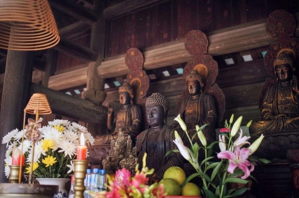 Hệ thống tượng Phật và các vị La Hán được điêu khắc tinh xảo bên trong không gian thờ tự