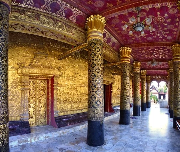 Hình ảnh các chư tăng đang thực hành các nghi lễ Phật giáo tại chùa Wat Mai