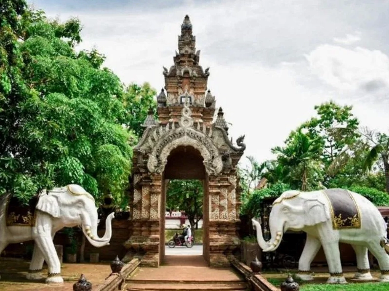 Hình ảnh cánh cổng uy nghi dẫn lối vào khuôn viên chùa Wat Lok Molee