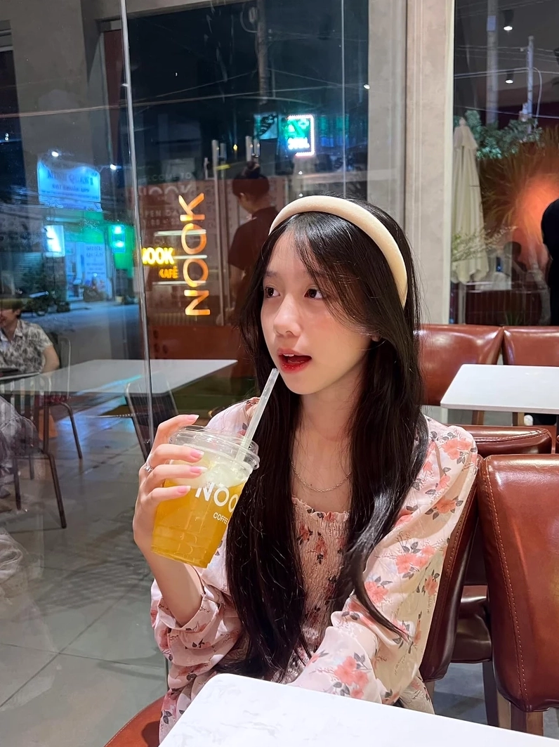 Hình ảnh cặp đôi mỉm cười rạng rỡ hạnh phúc thể hiện tình yêu trọn vẹn