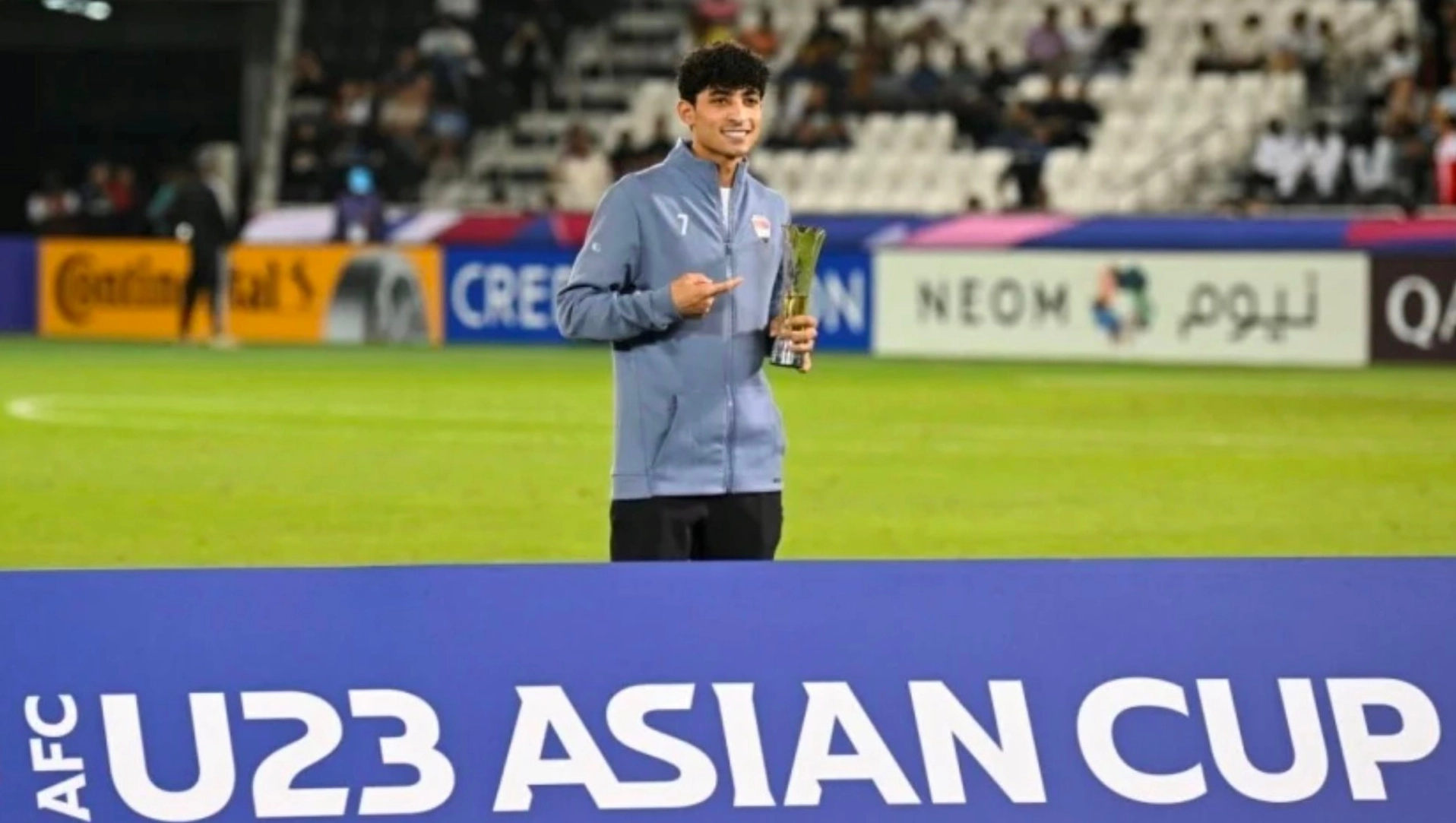 Hình ảnh cầu thủ Ali Jasim thi đấu đầy nỗ lực trên sân cỏ