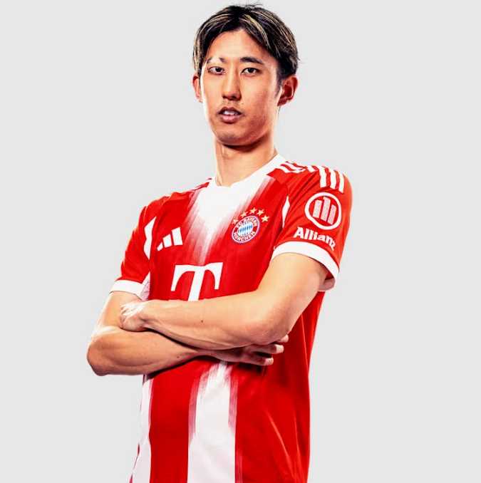 Hình ảnh chân dung cầu thủ Hiroki Ito trong trang phục thi đấu của câu lạc bộ
