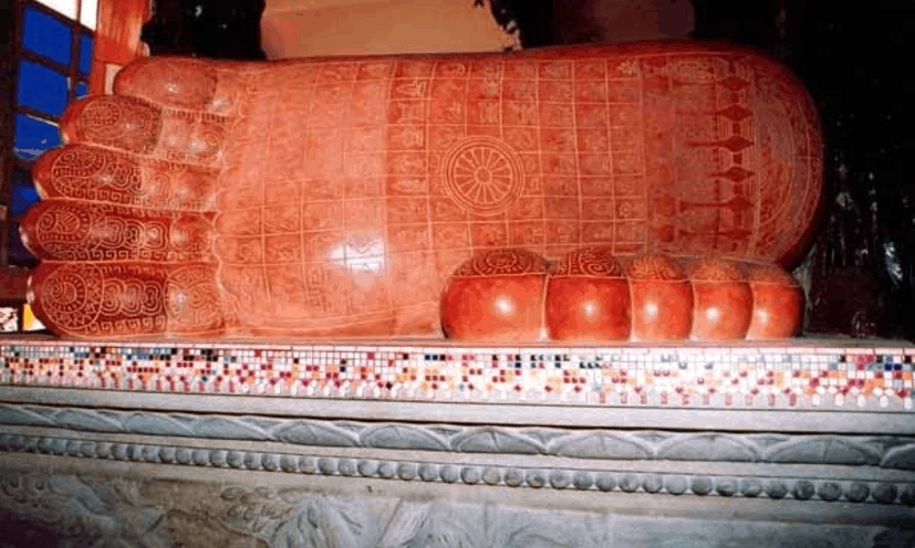 Hình ảnh chi tiết gan bàn chân Phật có 52 điểm ấn tại Chùa Niết Bàn