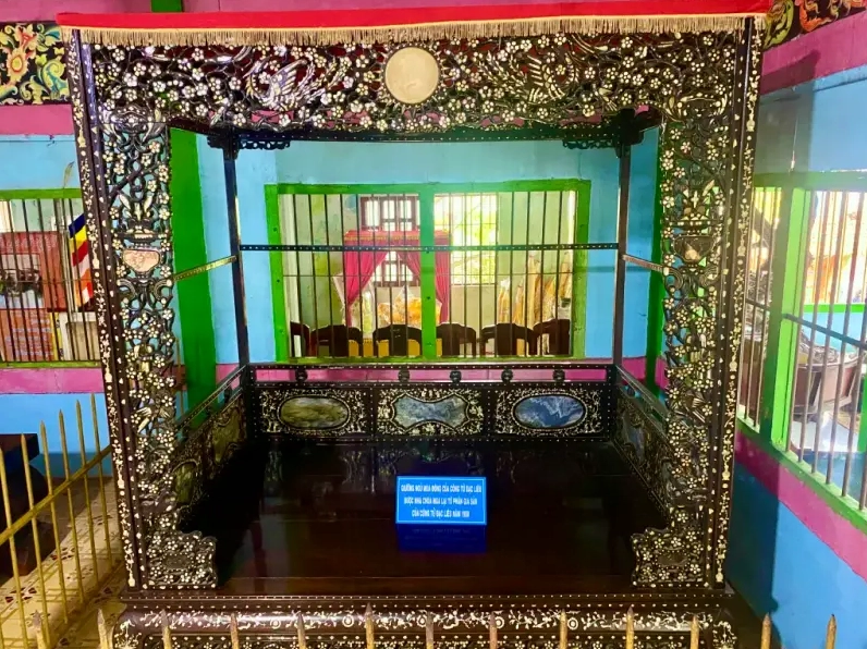 Hình ảnh chiếc giường ngủ mùa đông của công tử Bạc Liêu được lưu giữ cẩn thận tại chùa