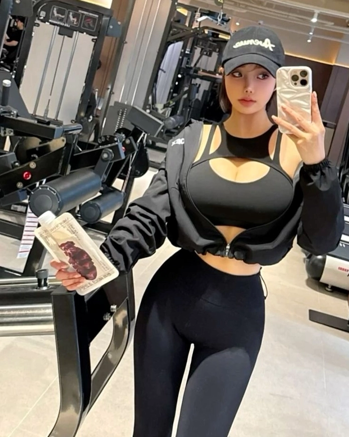 Hình ảnh cô gái diện legging khoe nụ cười tươi tắn rạng rỡ
