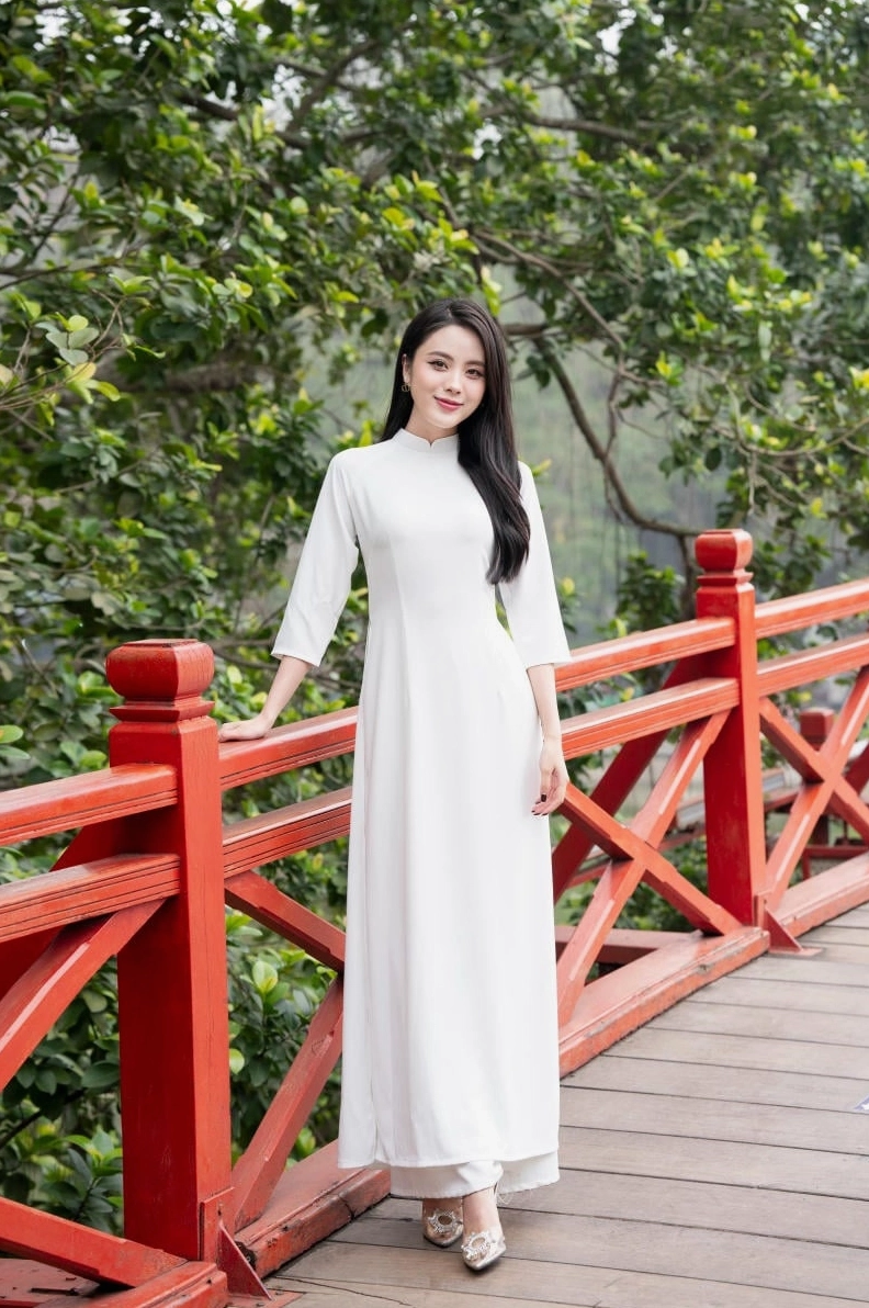 Hình ảnh cô gái mặc áo dài trắng khoe trọn nét duyên dáng đằm thắm