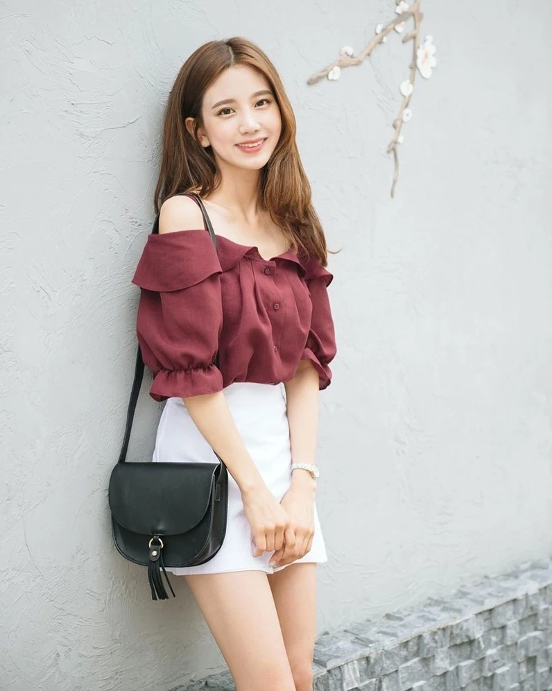 Hình ảnh cô gái mặc áo hở vai nhẹ nhàng thể hiện lý do phong cách này luôn được yêu thích