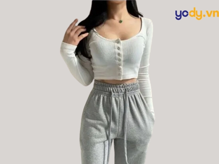 Hình ảnh cô gái trẻ tung tăng dạo bước với trang phục áo 3 dây thoải mái