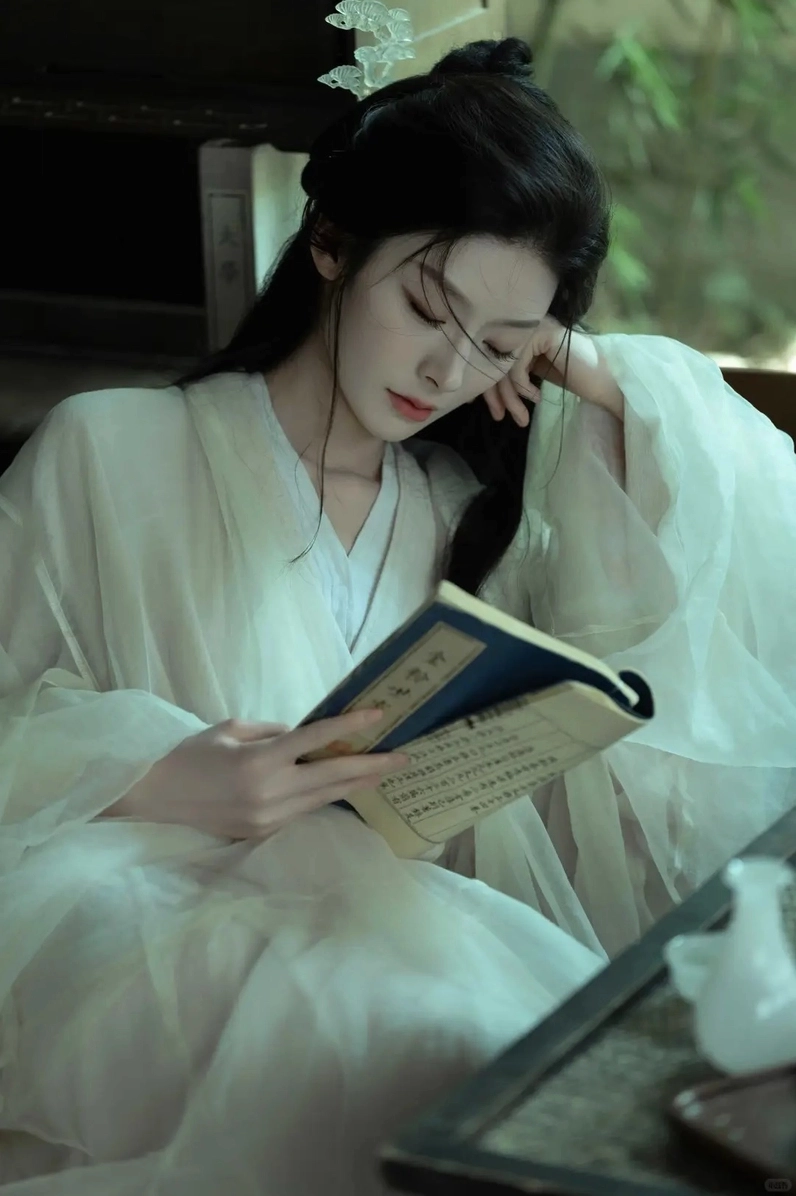 Hình ảnh cô gái Trung Quốc xinh đẹp trong trang phục cổ trang thanh lịch