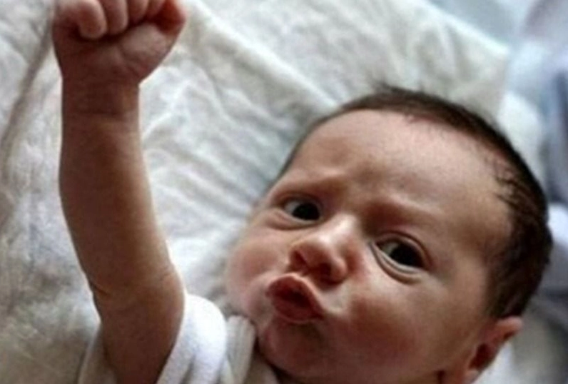 Hình ảnh cố lên meme em bé