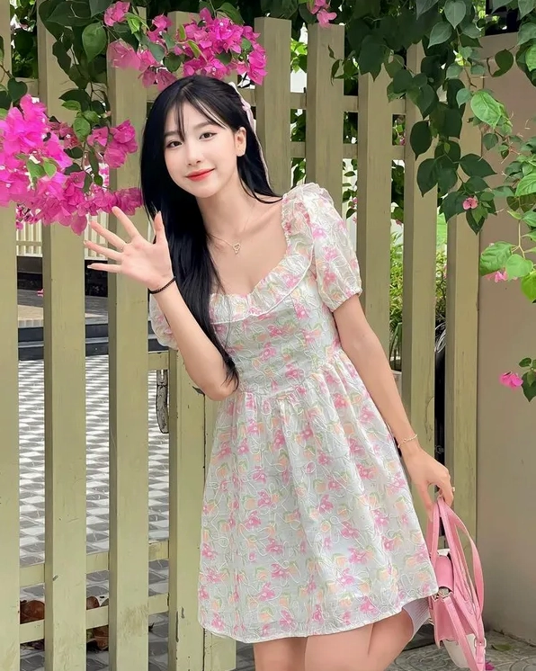 Hình ảnh cô nàng dễ thương rạng rỡ trong bộ đồ tông hồng ngọt ngào