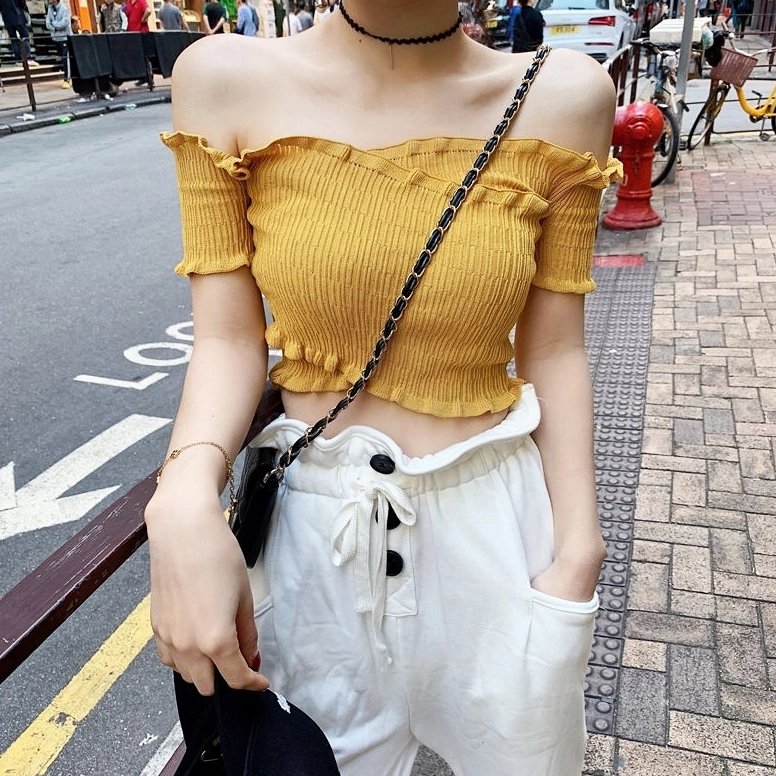 Hình ảnh cô nàng diện áo croptop quyến rũ gây sốt mạng xã hội