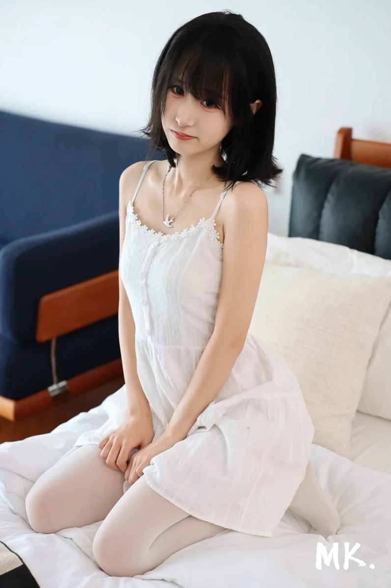 Hình ảnh cô nàng diện áo hai dây với nét gợi cảm vô cùng cuốn hút ánh nhìn