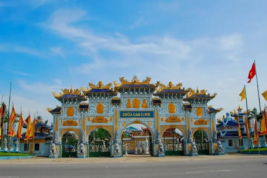 Hình ảnh cổng tam quan bề thế của Chùa Cao Linh
