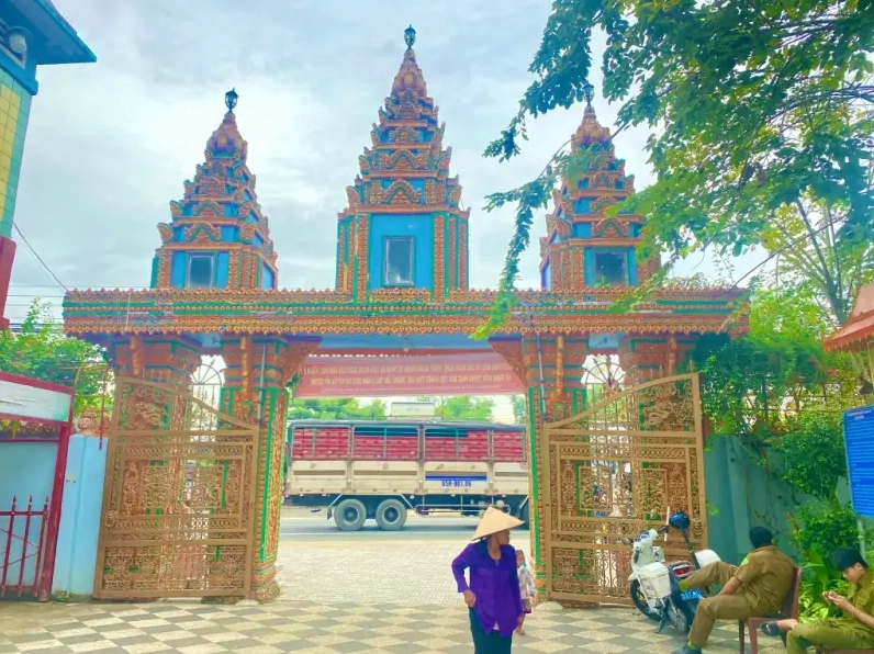 Hình ảnh cổng tam quan Chùa Chén Kiểu uy nghi rực rỡ dưới ánh nắng mặt trời