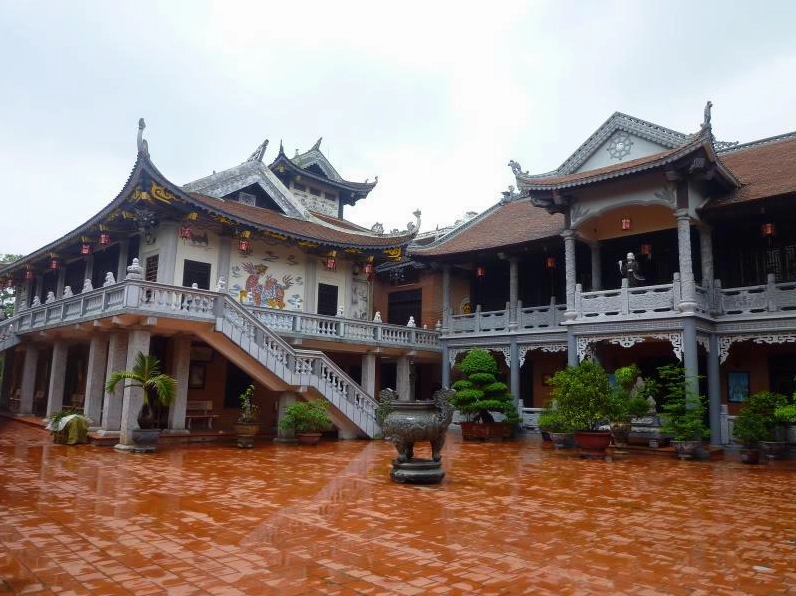 Hình ảnh cổng tam quan uy nghi của ngôi chùa vốn là tòa Vọng Cung của Thành Nam xưa