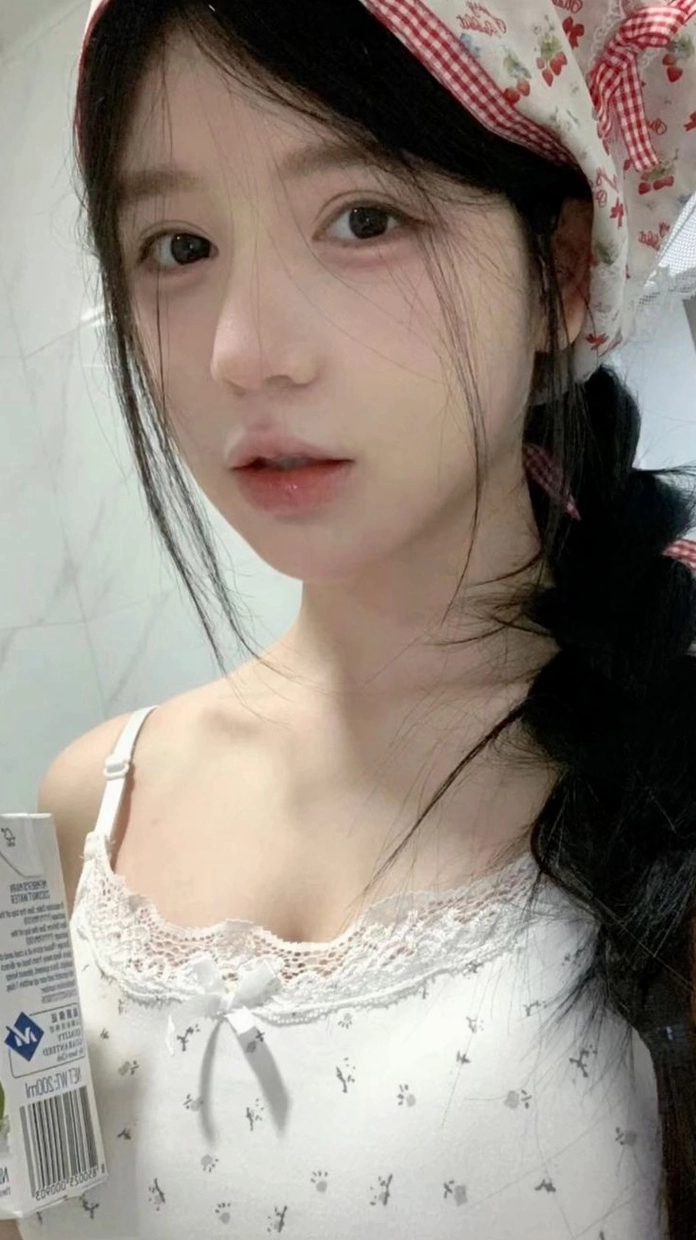 Hình ảnh đời thường giản dị khoe mặt mộc xinh xắn của cô gái trẻ