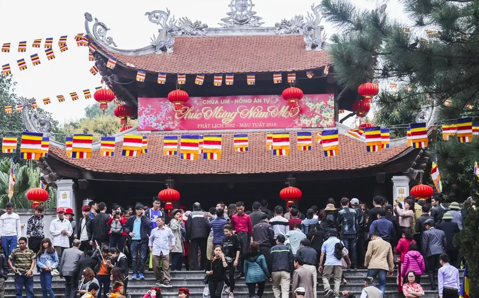 Hình ảnh du khách thập phương thành kính đi lễ chùa đầu năm cầu bình an