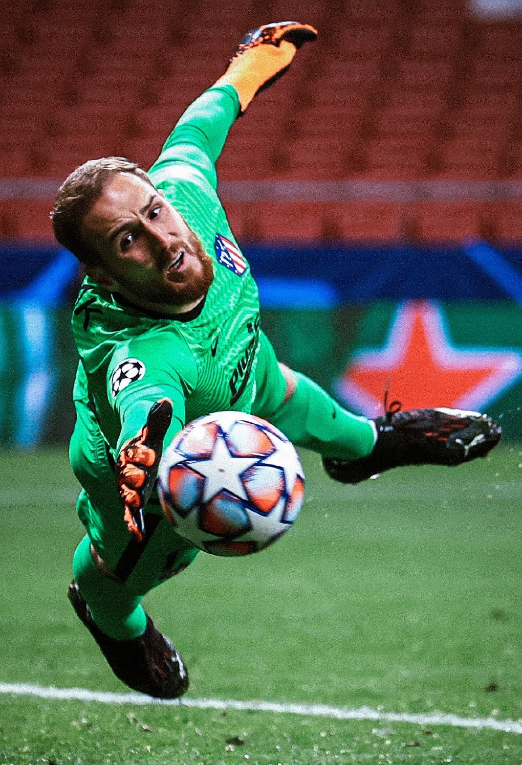 Hình ảnh Jan Oblak tập trung cao độ trong một trận đấu căng thẳng trực tiếp đối đầu với tiền đạo đội bạn